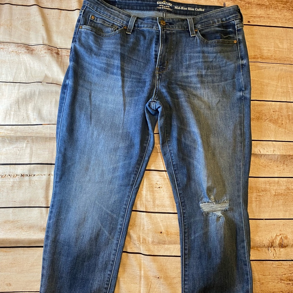 Signature Levi Mid-Rise slim cuffed blue jeans!